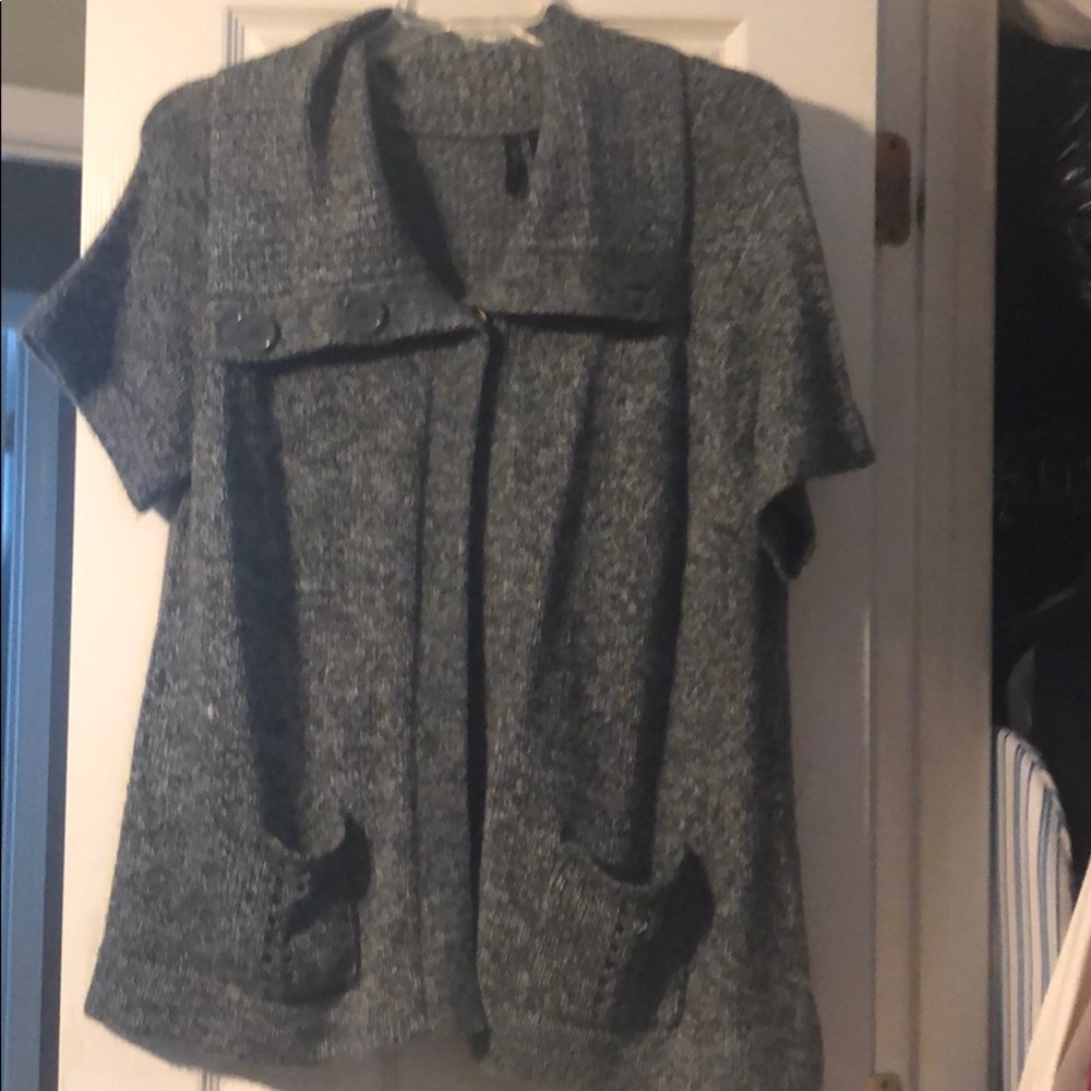 Women’s short sleeve sweater with pockets